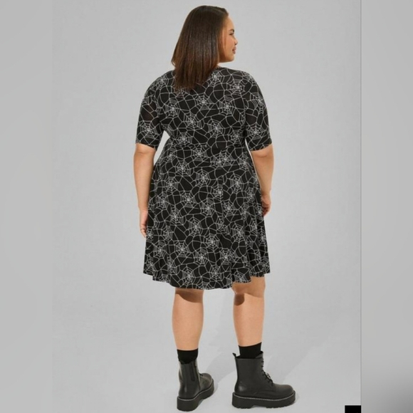 NWT Torrid 2 Spider Web Black Mini Super Soft Skater Dress 2X 18 20 - Picture 4 of 9